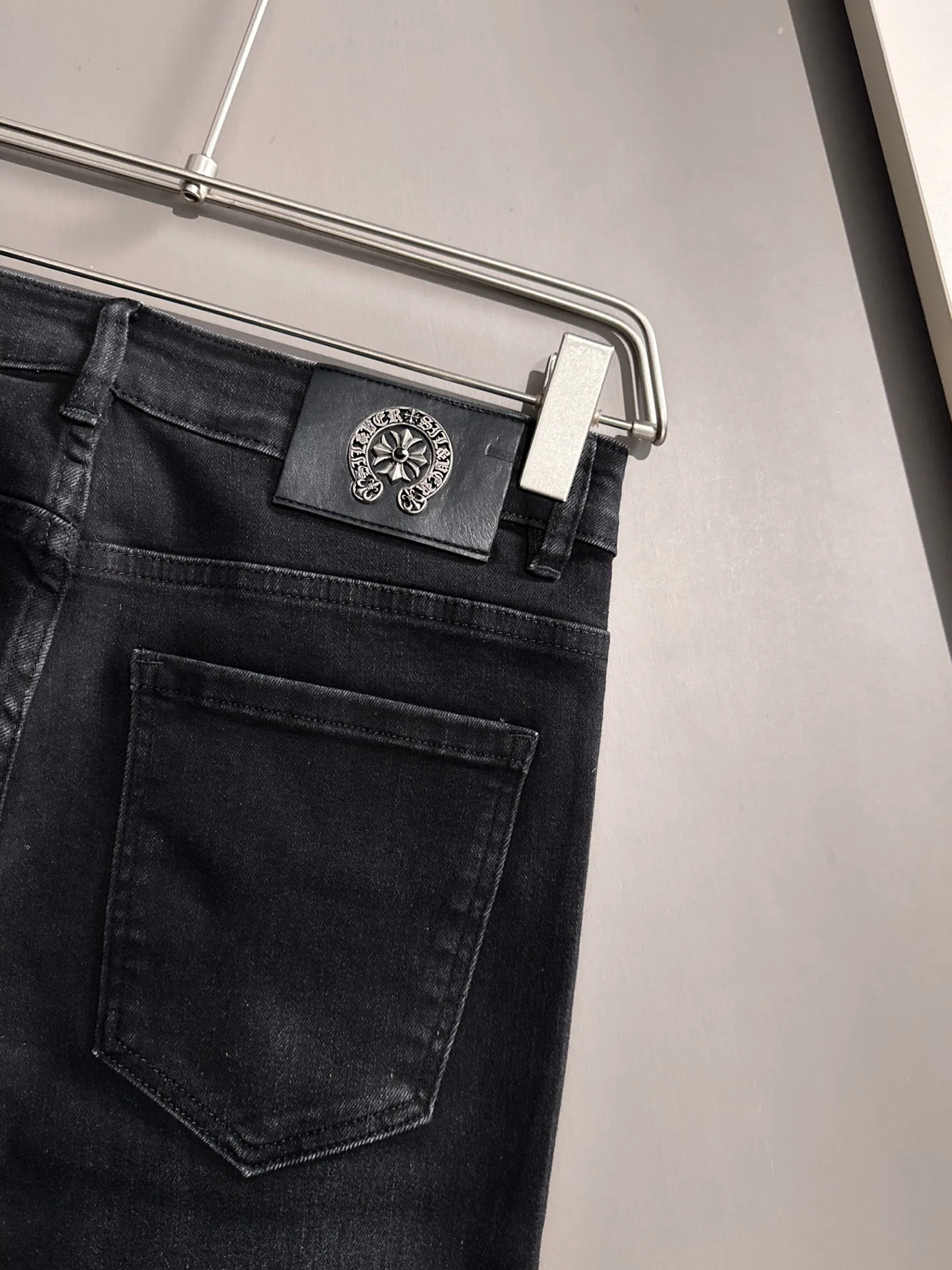 🅿️400 Croxin’s 2025 new four-season hot brick pocket slim-fit jeans trousers are woven from imported Japanese Denim plain cotton denim fabric. They are complete with three standards, simple yet elegant, soft, delicate and comfortable, and the upper body is versatile and fashionable! Light luxury, a must-have item for daily commuting! Code number: 28-40 (please state your height and weight when placing an order)